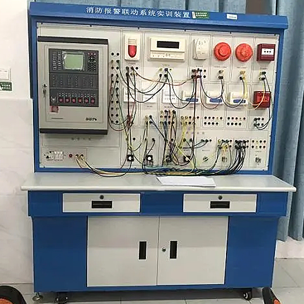 通過PLC實驗臺學習物流自動化技術，提高效率降低成本。(圖2)