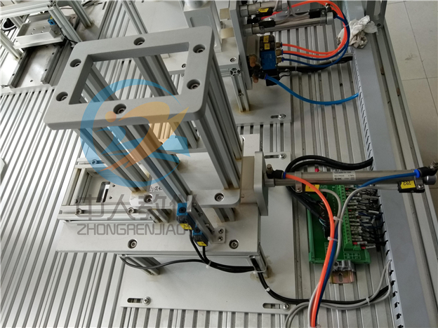 工業(yè)機(jī)器人與智能視覺系統(tǒng)應(yīng)用實(shí)訓(xùn)裝置,機(jī)器人實(shí)訓(xùn)臺(tái)，小工料單元